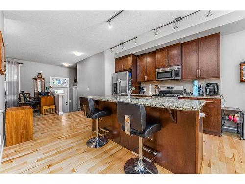 948 Mckenzie Towne Manor Se, Calgary, AB - Indoor Photo Showing Kitchen