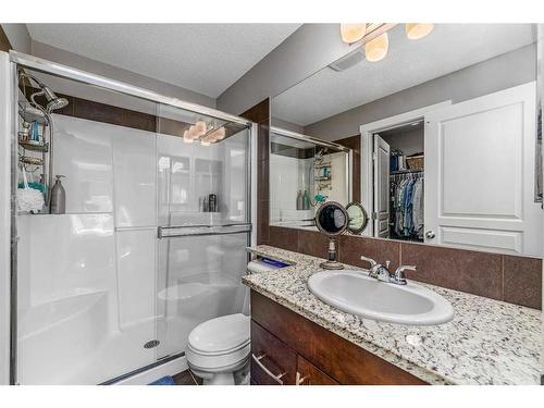 948 Mckenzie Towne Manor Se, Calgary, AB - Indoor Photo Showing Bathroom