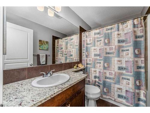 948 Mckenzie Towne Manor Se, Calgary, AB - Indoor Photo Showing Bathroom