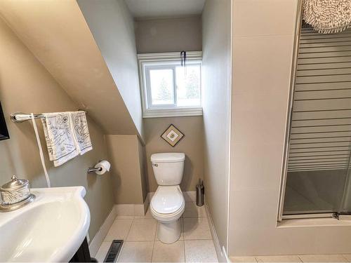 1427 2A Street Nw, Calgary, AB - Indoor Photo Showing Bathroom