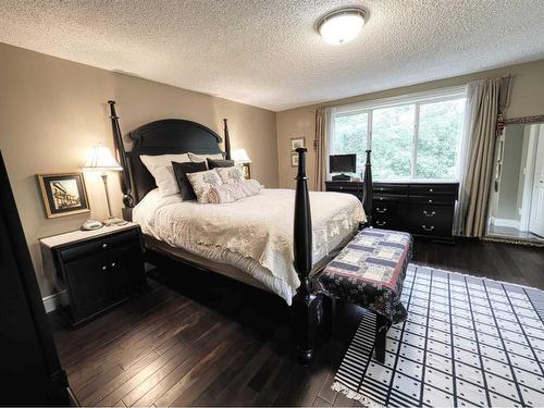 1427 2A Street Nw, Calgary, AB - Indoor Photo Showing Bedroom