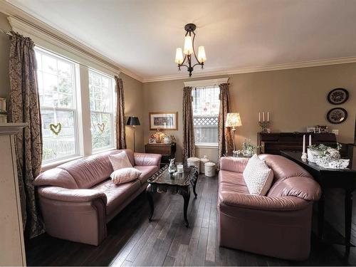 1427 2A Street Nw, Calgary, AB - Indoor Photo Showing Living Room