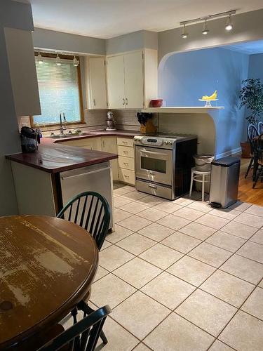 1231 17 Street Nw, Calgary, AB - Indoor Photo Showing Kitchen