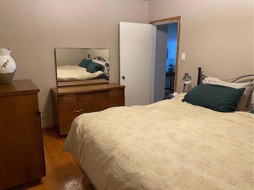 1231 17 Street Nw, Calgary, AB - Indoor Photo Showing Bedroom