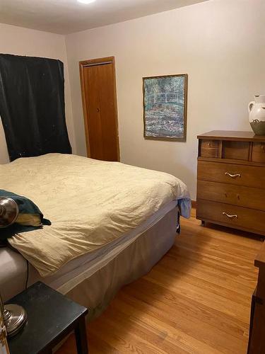 1231 17 Street Nw, Calgary, AB - Indoor Photo Showing Bedroom