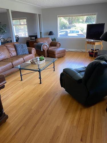 1231 17 Street Nw, Calgary, AB - Indoor Photo Showing Living Room