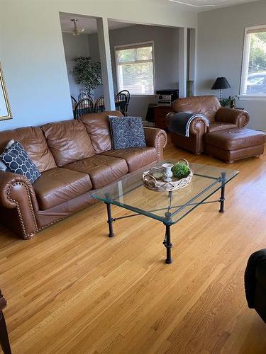 1231 17 Street Nw, Calgary, AB - Indoor Photo Showing Living Room