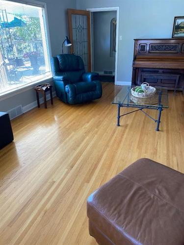 1231 17 Street Nw, Calgary, AB - Indoor Photo Showing Living Room