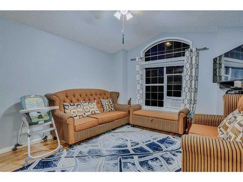 35 Taralea Gardens Ne, Calgary, AB - Indoor Photo Showing Living Room