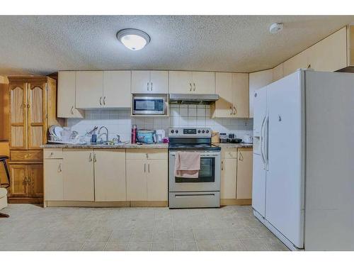 35 Taralea Gardens Ne, Calgary, AB - Indoor Photo Showing Kitchen