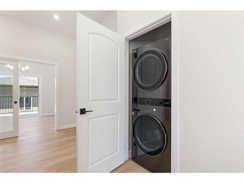 8315 Centre Street Nw, Calgary, AB - Indoor Photo Showing Laundry Room