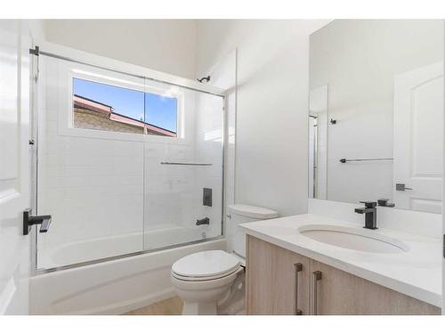 8315 Centre Street Nw, Calgary, AB - Indoor Photo Showing Bathroom