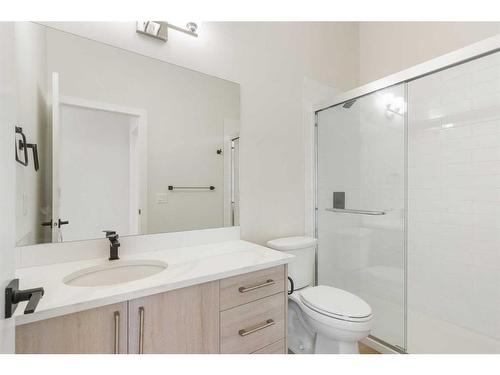 8315 Centre Street Nw, Calgary, AB - Indoor Photo Showing Bathroom