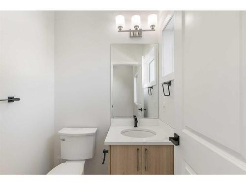 8315 Centre Street Nw, Calgary, AB - Indoor Photo Showing Bathroom