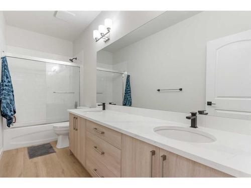 8315 Centre Street Nw, Calgary, AB - Indoor Photo Showing Bathroom