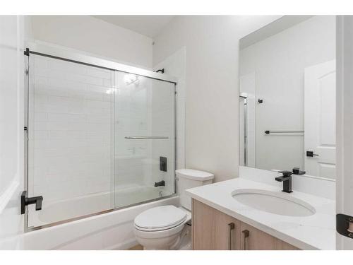 8315 Centre Street Nw, Calgary, AB - Indoor Photo Showing Bathroom