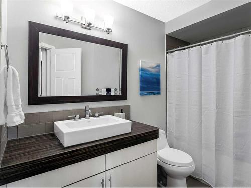 2412 26 Street Sw, Calgary, AB - Indoor Photo Showing Bathroom