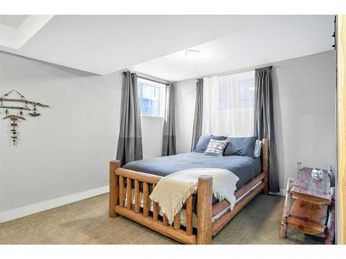 2412 26 Street Sw, Calgary, AB - Indoor Photo Showing Bedroom