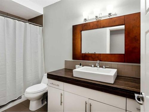 2412 26 Street Sw, Calgary, AB - Indoor Photo Showing Bathroom