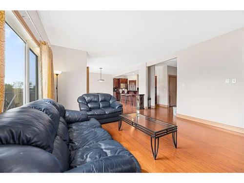 151 Cove Close, Chestermere, AB - Indoor Photo Showing Living Room