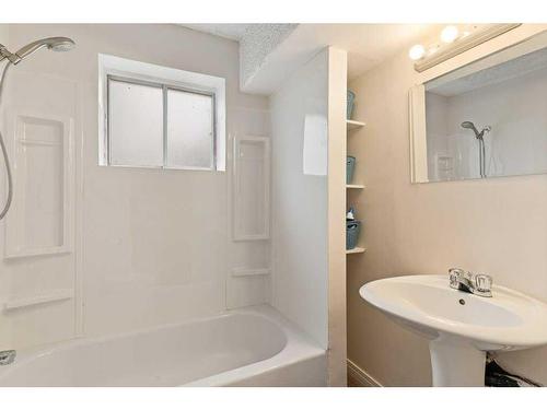 7008B Bowness Road Nw, Calgary, AB - Indoor Photo Showing Bathroom