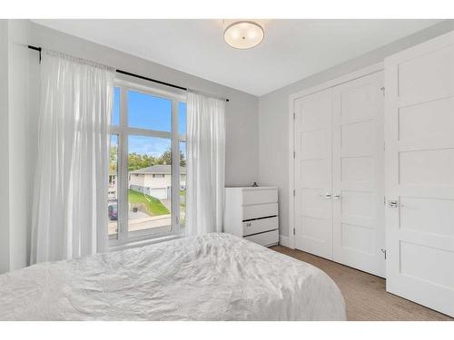 1603 23 Street Nw, Calgary, AB - Indoor Photo Showing Bedroom