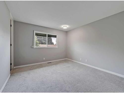 104 Oakfield Place Sw, Calgary, AB - Indoor Photo Showing Other Room