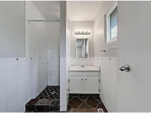 104 Oakfield Place Sw, Calgary, AB - Indoor Photo Showing Bathroom