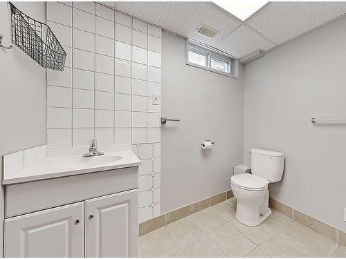 104 Oakfield Place Sw, Calgary, AB - Indoor Photo Showing Bathroom