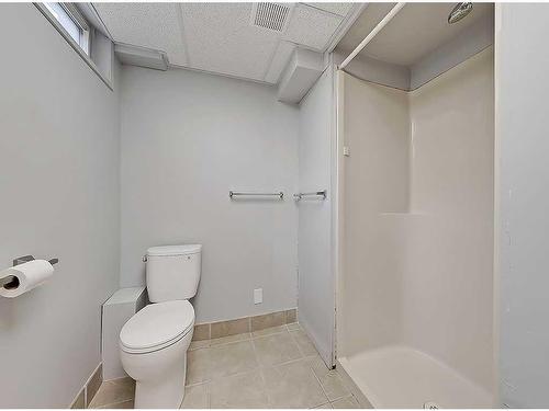 104 Oakfield Place Sw, Calgary, AB - Indoor Photo Showing Bathroom