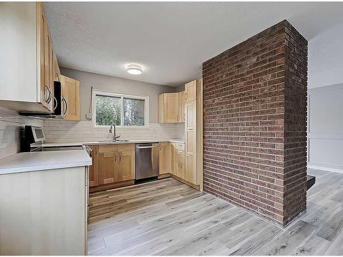 104 Oakfield Place Sw, Calgary, AB - Indoor Photo Showing Kitchen