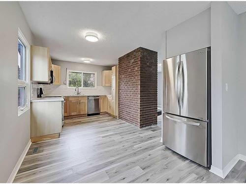 104 Oakfield Place Sw, Calgary, AB - Indoor Photo Showing Kitchen