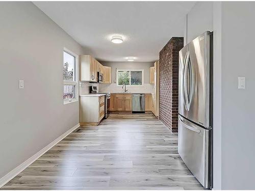 104 Oakfield Place Sw, Calgary, AB - Indoor Photo Showing Kitchen