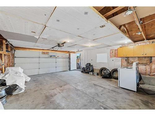 84 Castleridge Road Ne, Calgary, AB - Indoor Photo Showing Garage