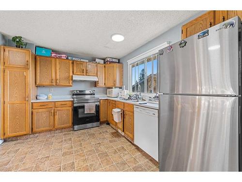 84 Castleridge Road Ne, Calgary, AB - Indoor Photo Showing Kitchen