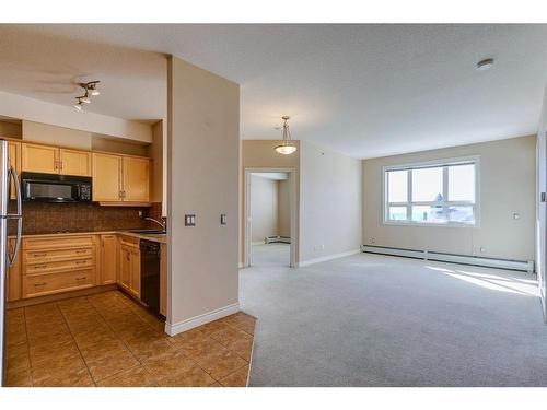 523-26 Val Gardena View Sw, Calgary, AB - Indoor Photo Showing Kitchen