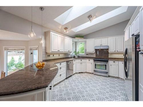 2745 Douglasdale Boulevard Se, Calgary, AB - Indoor Photo Showing Kitchen