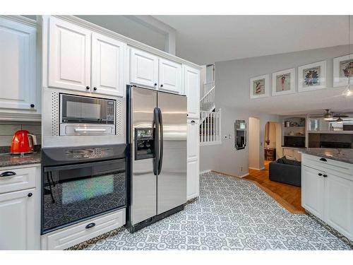 2745 Douglasdale Boulevard Se, Calgary, AB - Indoor Photo Showing Kitchen