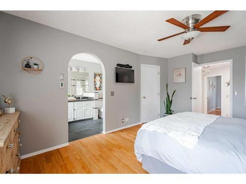 2745 Douglasdale Boulevard Se, Calgary, AB - Indoor Photo Showing Bedroom