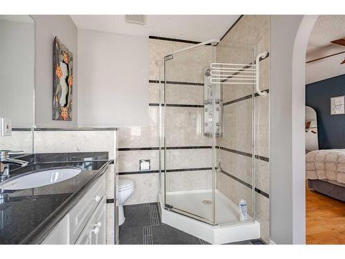 2745 Douglasdale Boulevard Se, Calgary, AB - Indoor Photo Showing Bathroom