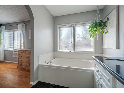 2745 Douglasdale Boulevard Se, Calgary, AB - Indoor Photo Showing Bathroom