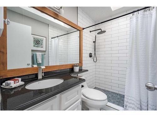 2745 Douglasdale Boulevard Se, Calgary, AB - Indoor Photo Showing Bathroom