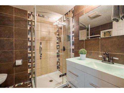 2745 Douglasdale Boulevard Se, Calgary, AB - Indoor Photo Showing Bathroom