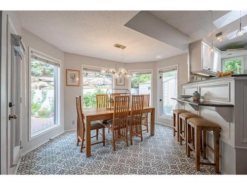 2745 Douglasdale Boulevard Se, Calgary, AB - Indoor Photo Showing Dining Room