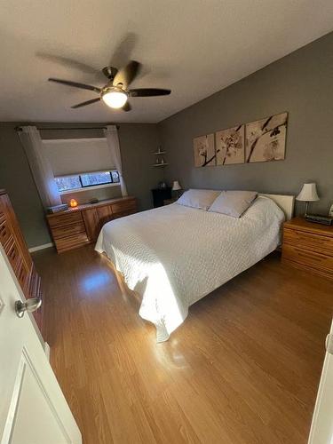 101 Riverglen Close Se, Calgary, AB - Indoor Photo Showing Bedroom