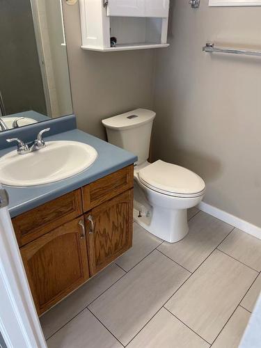 101 Riverglen Close Se, Calgary, AB - Indoor Photo Showing Bathroom