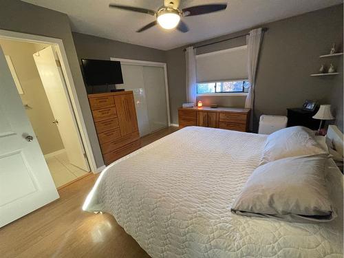 101 Riverglen Close Se, Calgary, AB - Indoor Photo Showing Bedroom