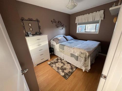 101 Riverglen Close Se, Calgary, AB - Indoor Photo Showing Bedroom