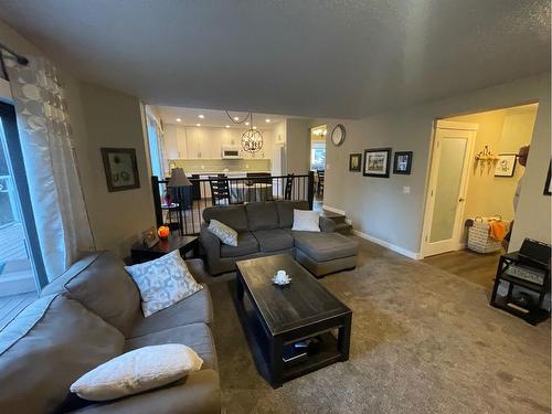 101 Riverglen Close Se, Calgary, AB - Indoor Photo Showing Living Room