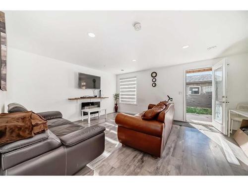 72 Howse Heights Ne, Calgary, AB - Indoor Photo Showing Living Room